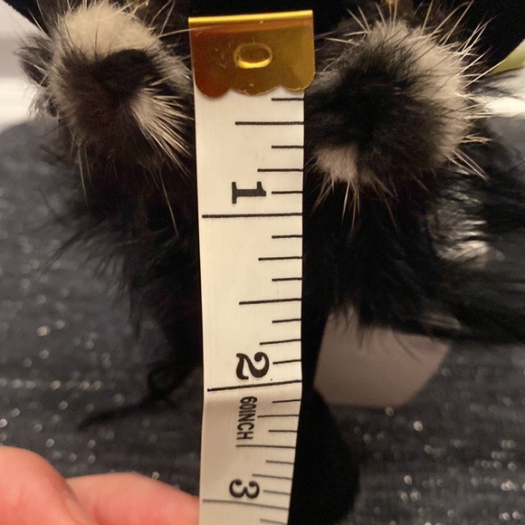 🆕Funky Black/White Feather Earrings - Picture 3 of 3